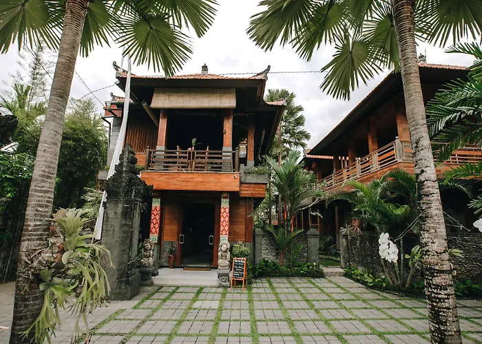 Budhi Ayu And By Mahaputra منتزه العطل 3*